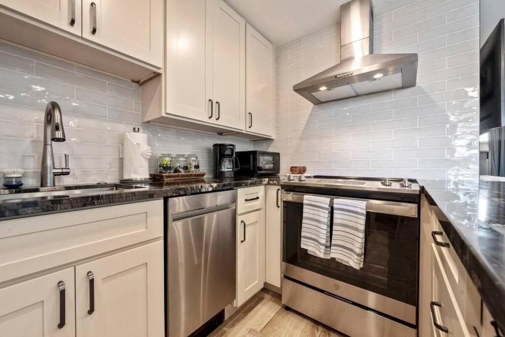 Appartamento Hale Ono Loa 403- Top Floor, Ocean View, & Complete Modern Remodel Kahana Esterno foto