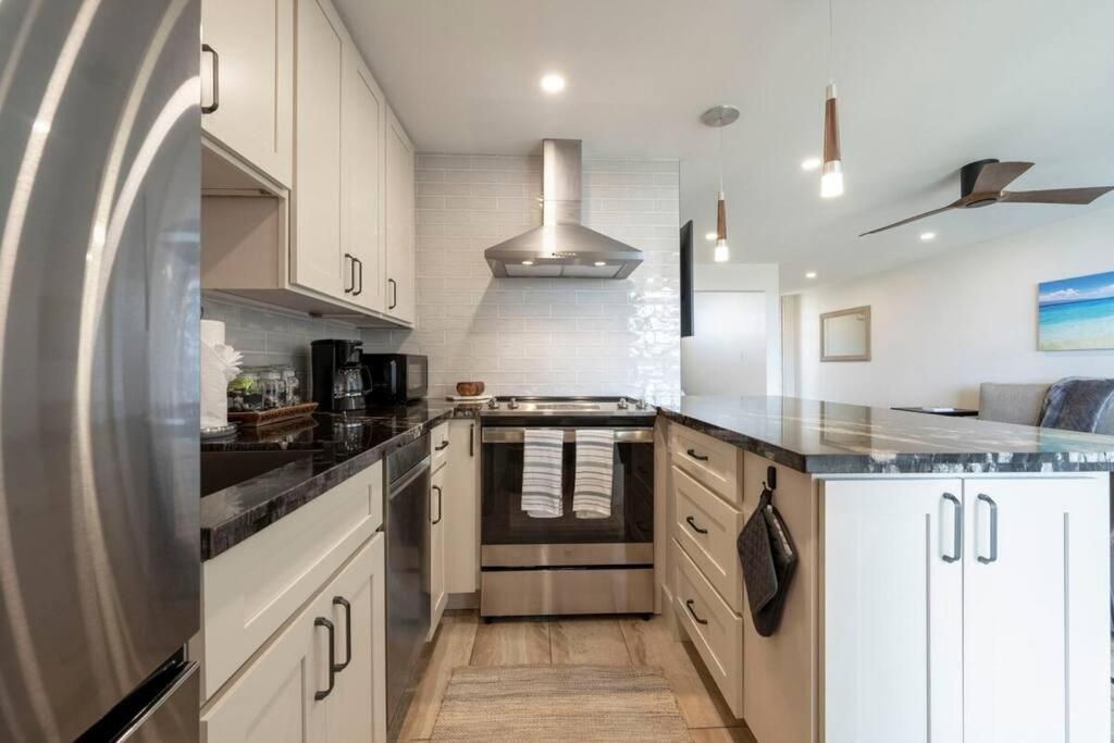 Appartamento Hale Ono Loa 403- Top Floor, Ocean View, & Complete Modern Remodel Kahana Esterno foto
