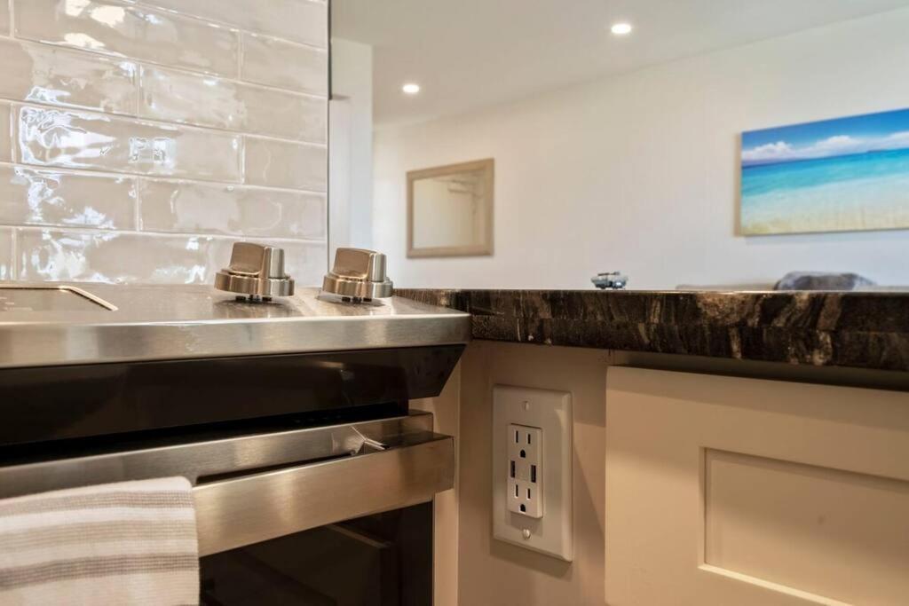 Appartamento Hale Ono Loa 403- Top Floor, Ocean View, & Complete Modern Remodel Kahana Esterno foto