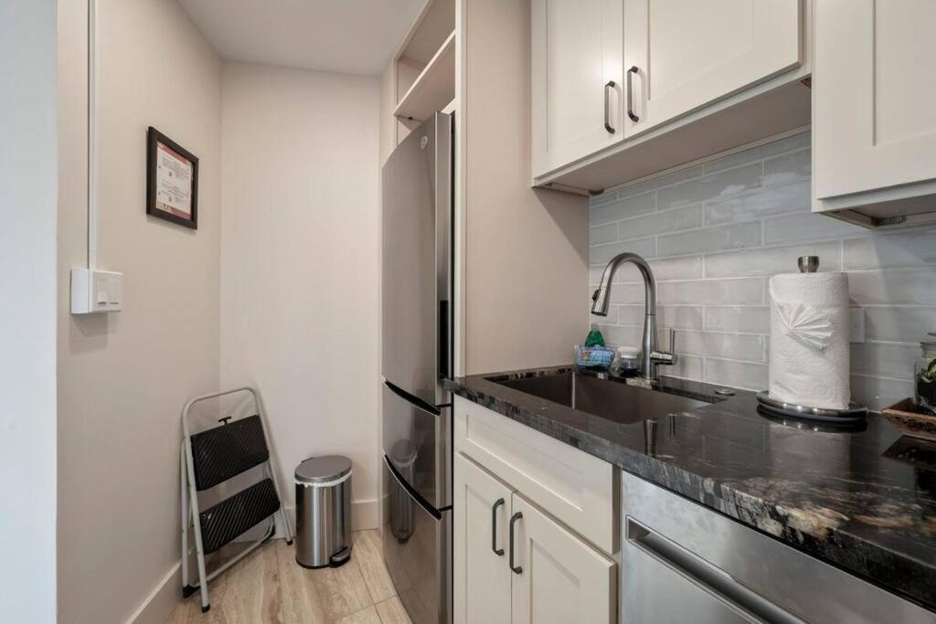 Appartamento Hale Ono Loa 403- Top Floor, Ocean View, & Complete Modern Remodel Kahana Esterno foto