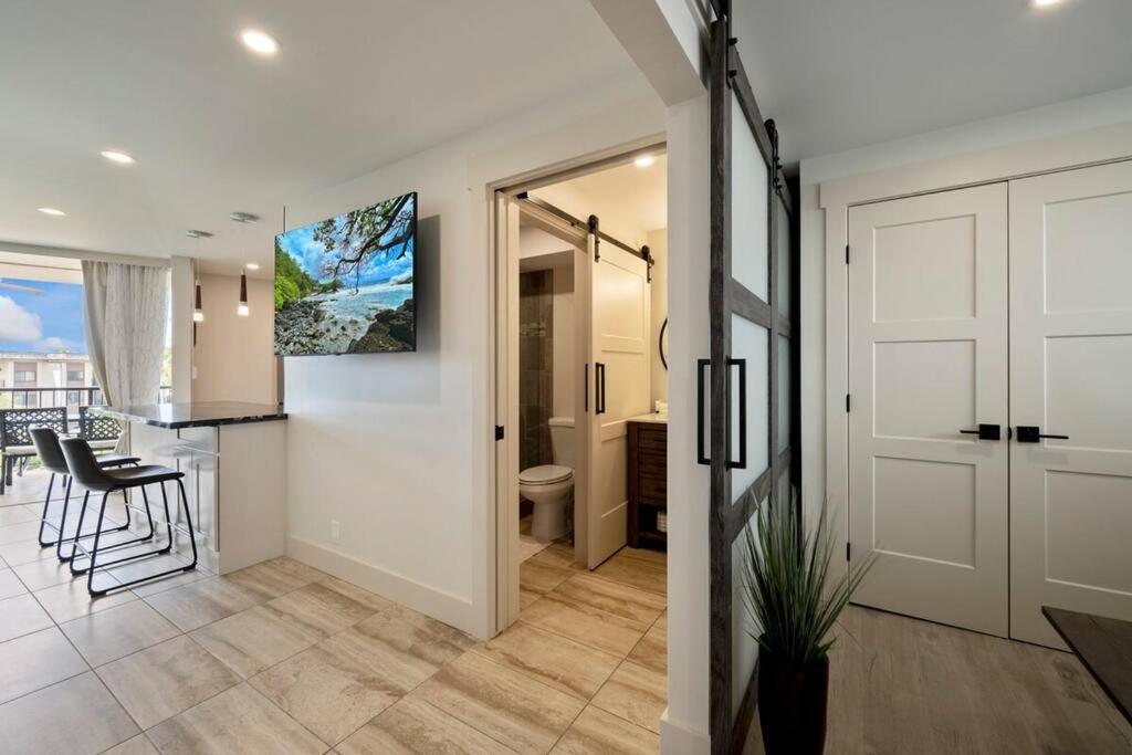 Appartamento Hale Ono Loa 403- Top Floor, Ocean View, & Complete Modern Remodel Kahana Esterno foto