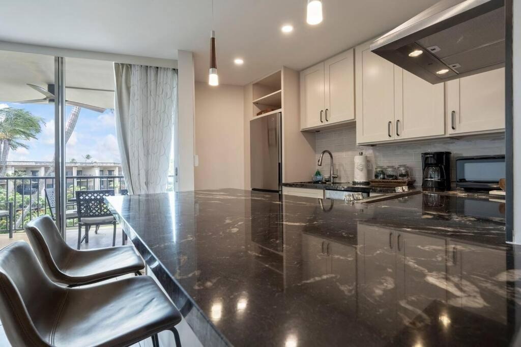Appartamento Hale Ono Loa 403- Top Floor, Ocean View, & Complete Modern Remodel Kahana Esterno foto